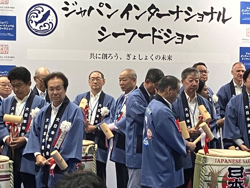 開会式での鏡割りの様子