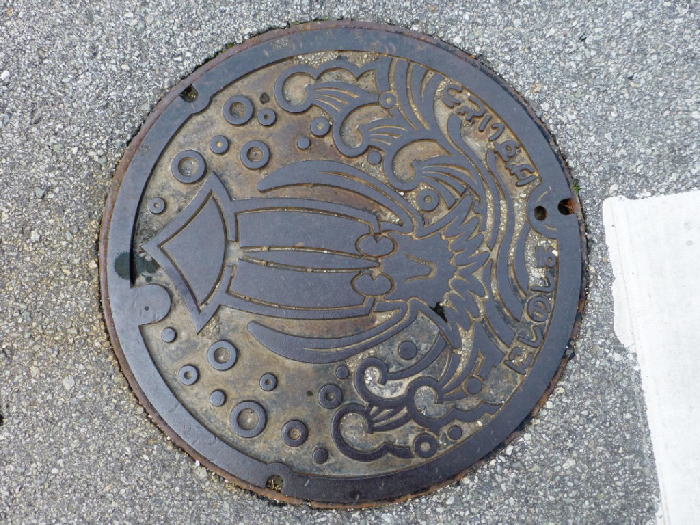町のマンホール蓋の画像