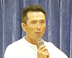 話すコメンテーター