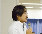 話すコメンテーター