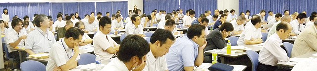 熱心に耳を傾ける参加者の皆さま