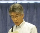 マイクに向かって話すコンビーナ