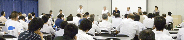 パネリスト，コメンテーター，会場参加者を交えた討論の様子