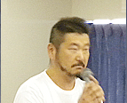 話すコメンテーター