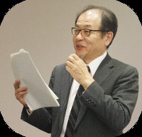 閉会の挨拶をする人の画像