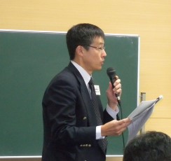 マイクに向かって話す司会者