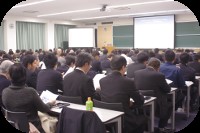 熱心に耳を傾ける参加者の皆さまの後ろ姿
